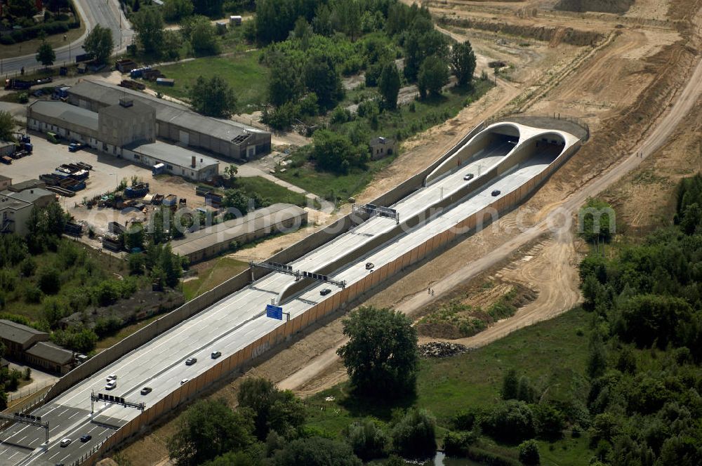 Aerial photograph 25.05.2008 - Blick auf den freigegebenen Bereich der Stadtautobahn / Zubringer A113 n als südöstliches Tor zur Hauptstadt nach der Verkehrsfreigabe. Unter Berücksichtigung des Flughafens Berlin Brandenburg International wurde eine Verkehrskonzeption für den Ausbau des Straßennetzes im Raum Berlin-Schönefeld erarbeitet, die zwei Stufen umfasste. Die erste Stufe sah den vierstreifigen Ausbau der Bundesstraßen B 96a und B 179 mit der Anbindung des Flughafens über zwei Knotenpunkte vor. Inhalt der zweiten Stufe war der Anschluß der Bundesautobahn A 113 neu an die B 96a und B 179. SCHÜßLER Plan Ingenieurgesellschaft, BATEG, EUROVIA, Schüßler Plan