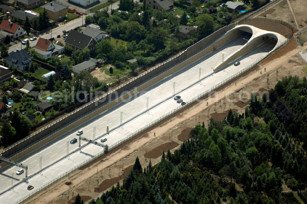 25.05.2008 from above - Blick auf den freigegebenen Bereich der Stadtautobahn / Zubringer A113 n als südöstliches Tor zur Hauptstadt nach der Verkehrsfreigabe. Unter Berücksichtigung des Flughafens Berlin Brandenburg International wurde eine Verkehrskonzeption für den Ausbau des Straßennetzes im Raum Berlin-Schönefeld erarbeitet, die zwei Stufen umfasste. Die erste Stufe sah den vierstreifigen Ausbau der Bundesstraßen B 96a und B 179 mit der Anbindung des Flughafens über zwei Knotenpunkte vor. Inhalt der zweiten Stufe war der Anschluß der Bundesautobahn A 113 neu an die B 96a und B 179. SCHÜßLER Plan Ingenieurgesellschaft, BATEG, EUROVIA, Schüßler Plan