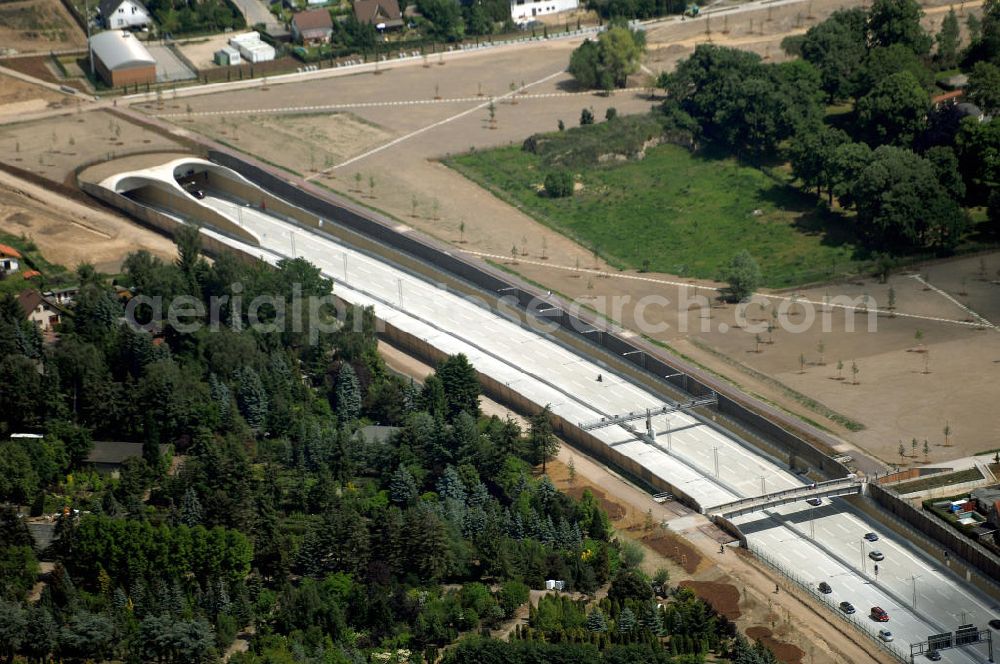 25.05.2008 from the bird's eye view: Blick auf den freigegebenen Bereich der Stadtautobahn / Zubringer A113 n als südöstliches Tor zur Hauptstadt nach der Verkehrsfreigabe. Unter Berücksichtigung des Flughafens Berlin Brandenburg International wurde eine Verkehrskonzeption für den Ausbau des Straßennetzes im Raum Berlin-Schönefeld erarbeitet, die zwei Stufen umfasste. Die erste Stufe sah den vierstreifigen Ausbau der Bundesstraßen B 96a und B 179 mit der Anbindung des Flughafens über zwei Knotenpunkte vor. Inhalt der zweiten Stufe war der Anschluß der Bundesautobahn A 113 neu an die B 96a und B 179. SCHÜßLER Plan Ingenieurgesellschaft, BATEG, EUROVIA, Schüßler Plan