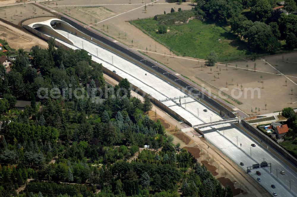 Aerial image 25.05.2008 - Blick auf den freigegebenen Bereich der Stadtautobahn / Zubringer A113 n als südöstliches Tor zur Hauptstadt nach der Verkehrsfreigabe. Unter Berücksichtigung des Flughafens Berlin Brandenburg International wurde eine Verkehrskonzeption für den Ausbau des Straßennetzes im Raum Berlin-Schönefeld erarbeitet, die zwei Stufen umfasste. Die erste Stufe sah den vierstreifigen Ausbau der Bundesstraßen B 96a und B 179 mit der Anbindung des Flughafens über zwei Knotenpunkte vor. Inhalt der zweiten Stufe war der Anschluß der Bundesautobahn A 113 neu an die B 96a und B 179. SCHÜßLER Plan Ingenieurgesellschaft, BATEG, EUROVIA, Schüßler Plan