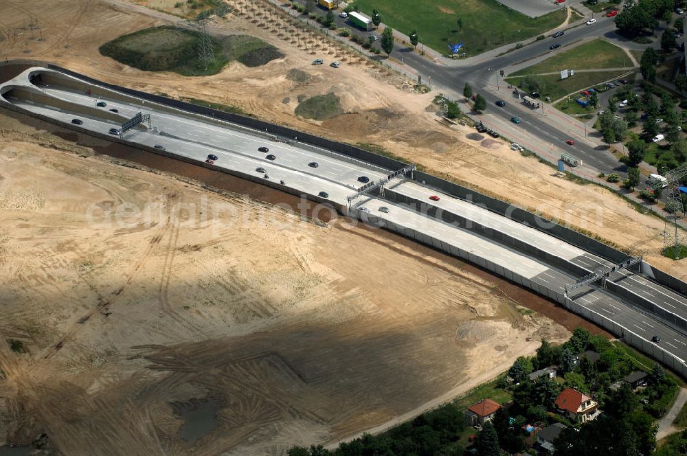 Aerial photograph 25.05.2008 - Blick auf den freigegebenen Bereich der Stadtautobahn / Zubringer A113 n als südöstliches Tor zur Hauptstadt nach der Verkehrsfreigabe. Unter Berücksichtigung des Flughafens Berlin Brandenburg International wurde eine Verkehrskonzeption für den Ausbau des Straßennetzes im Raum Berlin-Schönefeld erarbeitet, die zwei Stufen umfasste. Die erste Stufe sah den vierstreifigen Ausbau der Bundesstraßen B 96a und B 179 mit der Anbindung des Flughafens über zwei Knotenpunkte vor. Inhalt der zweiten Stufe war der Anschluß der Bundesautobahn A 113 neu an die B 96a und B 179. SCHÜßLER Plan Ingenieurgesellschaft, BATEG, EUROVIA, Schüßler Plan