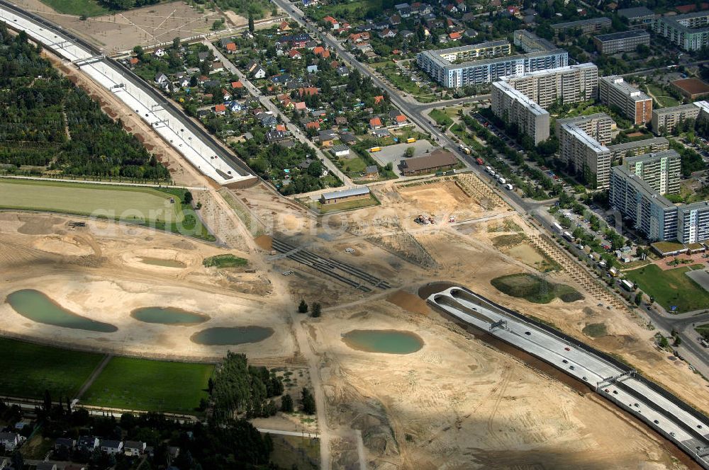 25.05.2008 from above - Blick auf den freigegebenen Bereich der Stadtautobahn / Zubringer A113 n als südöstliches Tor zur Hauptstadt nach der Verkehrsfreigabe. Unter Berücksichtigung des Flughafens Berlin Brandenburg International wurde eine Verkehrskonzeption für den Ausbau des Straßennetzes im Raum Berlin-Schönefeld erarbeitet, die zwei Stufen umfasste. Die erste Stufe sah den vierstreifigen Ausbau der Bundesstraßen B 96a und B 179 mit der Anbindung des Flughafens über zwei Knotenpunkte vor. Inhalt der zweiten Stufe war der Anschluß der Bundesautobahn A 113 neu an die B 96a und B 179. SCHÜßLER Plan Ingenieurgesellschaft, BATEG, EUROVIA, Schüßler Plan