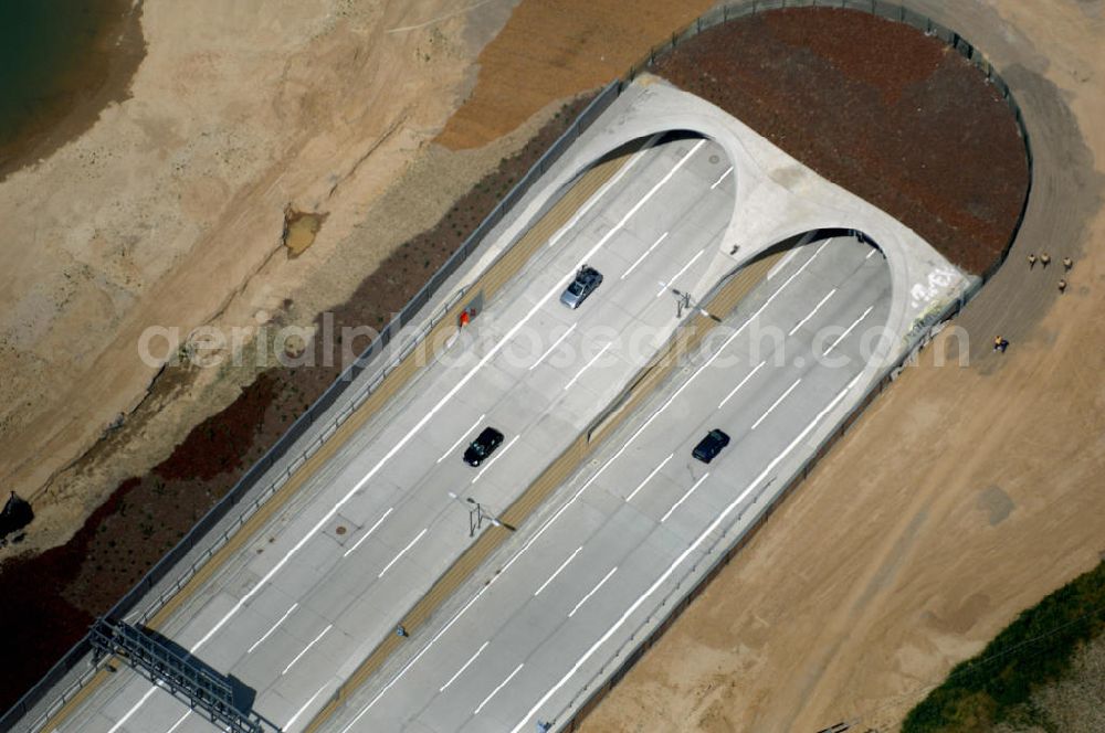 25.05.2008 from the bird's eye view: Blick auf den freigegebenen Bereich der Stadtautobahn / Zubringer A113 n als südöstliches Tor zur Hauptstadt nach der Verkehrsfreigabe. Unter Berücksichtigung des Flughafens Berlin Brandenburg International wurde eine Verkehrskonzeption für den Ausbau des Straßennetzes im Raum Berlin-Schönefeld erarbeitet, die zwei Stufen umfasste. Die erste Stufe sah den vierstreifigen Ausbau der Bundesstraßen B 96a und B 179 mit der Anbindung des Flughafens über zwei Knotenpunkte vor. Inhalt der zweiten Stufe war der Anschluß der Bundesautobahn A 113 neu an die B 96a und B 179. SCHÜßLER Plan Ingenieurgesellschaft, BATEG, EUROVIA, Schüßler Plan