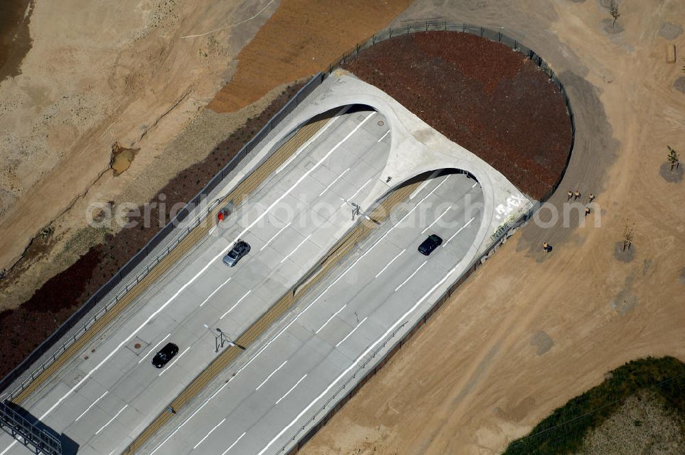 Aerial image 25.05.2008 - Blick auf den freigegebenen Bereich der Stadtautobahn / Zubringer A113 n als südöstliches Tor zur Hauptstadt nach der Verkehrsfreigabe. Unter Berücksichtigung des Flughafens Berlin Brandenburg International wurde eine Verkehrskonzeption für den Ausbau des Straßennetzes im Raum Berlin-Schönefeld erarbeitet, die zwei Stufen umfasste. Die erste Stufe sah den vierstreifigen Ausbau der Bundesstraßen B 96a und B 179 mit der Anbindung des Flughafens über zwei Knotenpunkte vor. Inhalt der zweiten Stufe war der Anschluß der Bundesautobahn A 113 neu an die B 96a und B 179. SCHÜßLER Plan Ingenieurgesellschaft, BATEG, EUROVIA, Schüßler Plan