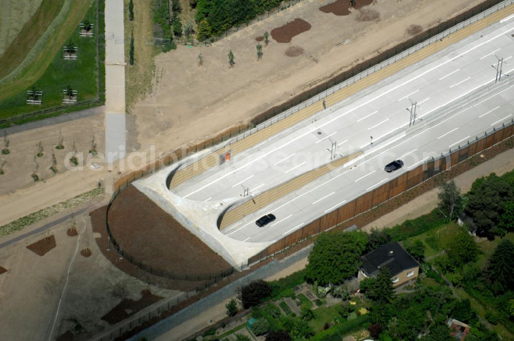 Aerial photograph 25.05.2008 - Blick auf den freigegebenen Bereich der Stadtautobahn / Zubringer A113 n als südöstliches Tor zur Hauptstadt nach der Verkehrsfreigabe. Unter Berücksichtigung des Flughafens Berlin Brandenburg International wurde eine Verkehrskonzeption für den Ausbau des Straßennetzes im Raum Berlin-Schönefeld erarbeitet, die zwei Stufen umfasste. Die erste Stufe sah den vierstreifigen Ausbau der Bundesstraßen B 96a und B 179 mit der Anbindung des Flughafens über zwei Knotenpunkte vor. Inhalt der zweiten Stufe war der Anschluß der Bundesautobahn A 113 neu an die B 96a und B 179. SCHÜßLER Plan Ingenieurgesellschaft, BATEG, EUROVIA, Schüßler Plan