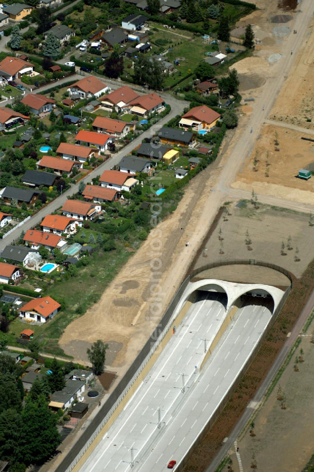 25.05.2008 from above - Blick auf den freigegebenen Bereich der Stadtautobahn / Zubringer A113 n als südöstliches Tor zur Hauptstadt nach der Verkehrsfreigabe. Unter Berücksichtigung des Flughafens Berlin Brandenburg International wurde eine Verkehrskonzeption für den Ausbau des Straßennetzes im Raum Berlin-Schönefeld erarbeitet, die zwei Stufen umfasste. Die erste Stufe sah den vierstreifigen Ausbau der Bundesstraßen B 96a und B 179 mit der Anbindung des Flughafens über zwei Knotenpunkte vor. Inhalt der zweiten Stufe war der Anschluß der Bundesautobahn A 113 neu an die B 96a und B 179. SCHÜßLER Plan Ingenieurgesellschaft, BATEG, EUROVIA, Schüßler Plan