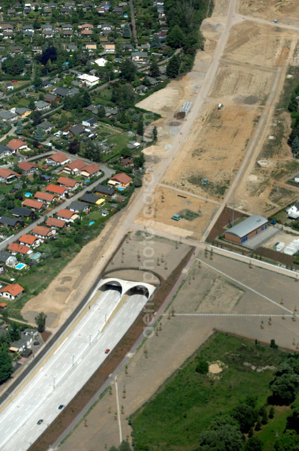 25.05.2008 from the bird's eye view: Blick auf den freigegebenen Bereich der Stadtautobahn / Zubringer A113 n als südöstliches Tor zur Hauptstadt nach der Verkehrsfreigabe. Unter Berücksichtigung des Flughafens Berlin Brandenburg International wurde eine Verkehrskonzeption für den Ausbau des Straßennetzes im Raum Berlin-Schönefeld erarbeitet, die zwei Stufen umfasste. Die erste Stufe sah den vierstreifigen Ausbau der Bundesstraßen B 96a und B 179 mit der Anbindung des Flughafens über zwei Knotenpunkte vor. Inhalt der zweiten Stufe war der Anschluß der Bundesautobahn A 113 neu an die B 96a und B 179. SCHÜßLER Plan Ingenieurgesellschaft, BATEG, EUROVIA, Schüßler Plan