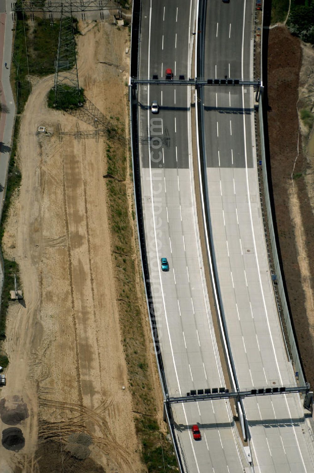 Aerial image 25.05.2008 - Blick auf den freigegebenen Bereich der Stadtautobahn / Zubringer A113 n als südöstliches Tor zur Hauptstadt nach der Verkehrsfreigabe. Unter Berücksichtigung des Flughafens Berlin Brandenburg International wurde eine Verkehrskonzeption für den Ausbau des Straßennetzes im Raum Berlin-Schönefeld erarbeitet, die zwei Stufen umfasste. Die erste Stufe sah den vierstreifigen Ausbau der Bundesstraßen B 96a und B 179 mit der Anbindung des Flughafens über zwei Knotenpunkte vor. Inhalt der zweiten Stufe war der Anschluß der Bundesautobahn A 113 neu an die B 96a und B 179. SCHÜßLER Plan Ingenieurgesellschaft, BATEG, EUROVIA, Schüßler Plan