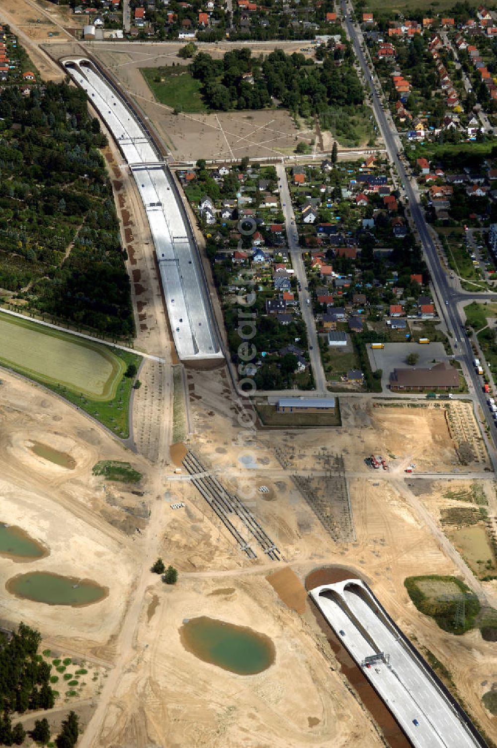 Aerial photograph 25.05.2008 - Blick auf den freigegebenen Bereich der Stadtautobahn / Zubringer A113 n als südöstliches Tor zur Hauptstadt nach der Verkehrsfreigabe. Unter Berücksichtigung des Flughafens Berlin Brandenburg International wurde eine Verkehrskonzeption für den Ausbau des Straßennetzes im Raum Berlin-Schönefeld erarbeitet, die zwei Stufen umfasste. Die erste Stufe sah den vierstreifigen Ausbau der Bundesstraßen B 96a und B 179 mit der Anbindung des Flughafens über zwei Knotenpunkte vor. Inhalt der zweiten Stufe war der Anschluß der Bundesautobahn A 113 neu an die B 96a und B 179. SCHÜßLER Plan Ingenieurgesellschaft, BATEG, EUROVIA, Schüßler Plan