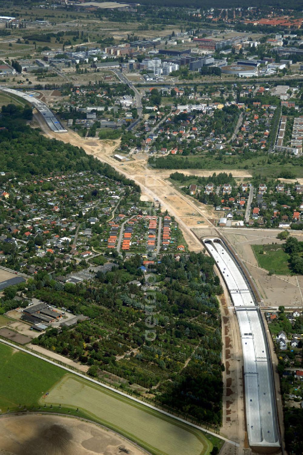 25.05.2008 from above - Blick auf den freigegebenen Bereich der Stadtautobahn / Zubringer A113 n als südöstliches Tor zur Hauptstadt nach der Verkehrsfreigabe. Unter Berücksichtigung des Flughafens Berlin Brandenburg International wurde eine Verkehrskonzeption für den Ausbau des Straßennetzes im Raum Berlin-Schönefeld erarbeitet, die zwei Stufen umfasste. Die erste Stufe sah den vierstreifigen Ausbau der Bundesstraßen B 96a und B 179 mit der Anbindung des Flughafens über zwei Knotenpunkte vor. Inhalt der zweiten Stufe war der Anschluß der Bundesautobahn A 113 neu an die B 96a und B 179. SCHÜßLER Plan Ingenieurgesellschaft, BATEG, EUROVIA, Schüßler Plan