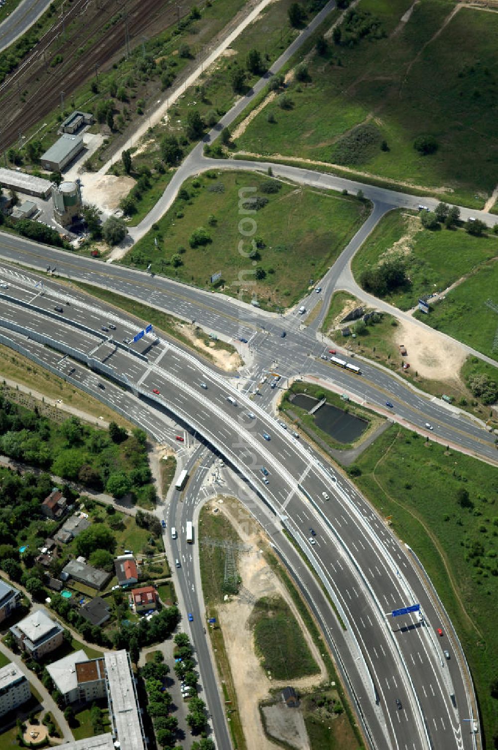 25.05.2008 from the bird's eye view: Blick auf den freigegebenen Bereich der Stadtautobahn / Zubringer A113 n als südöstliches Tor zur Hauptstadt nach der Verkehrsfreigabe. Unter Berücksichtigung des Flughafens Berlin Brandenburg International wurde eine Verkehrskonzeption für den Ausbau des Straßennetzes im Raum Berlin-Schönefeld erarbeitet, die zwei Stufen umfasste. Die erste Stufe sah den vierstreifigen Ausbau der Bundesstraßen B 96a und B 179 mit der Anbindung des Flughafens über zwei Knotenpunkte vor. Inhalt der zweiten Stufe war der Anschluß der Bundesautobahn A 113 neu an die B 96a und B 179. SCHÜßLER Plan Ingenieurgesellschaft, BATEG, EUROVIA, Schüßler Plan