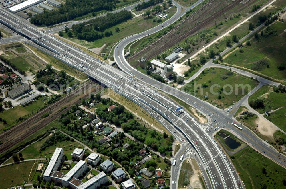 Aerial image 25.05.2008 - Blick auf den freigegebenen Bereich der Stadtautobahn / Zubringer A113 n als südöstliches Tor zur Hauptstadt nach der Verkehrsfreigabe. Unter Berücksichtigung des Flughafens Berlin Brandenburg International wurde eine Verkehrskonzeption für den Ausbau des Straßennetzes im Raum Berlin-Schönefeld erarbeitet, die zwei Stufen umfasste. Die erste Stufe sah den vierstreifigen Ausbau der Bundesstraßen B 96a und B 179 mit der Anbindung des Flughafens über zwei Knotenpunkte vor. Inhalt der zweiten Stufe war der Anschluß der Bundesautobahn A 113 neu an die B 96a und B 179. SCHÜßLER Plan Ingenieurgesellschaft, BATEG, EUROVIA, Schüßler Plan