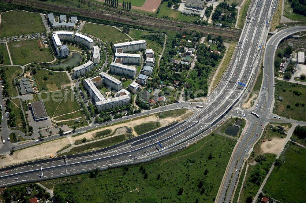 Aerial photograph 25.05.2008 - Blick auf den freigegebenen Bereich der Stadtautobahn / Zubringer A113 n als südöstliches Tor zur Hauptstadt nach der Verkehrsfreigabe. Unter Berücksichtigung des Flughafens Berlin Brandenburg International wurde eine Verkehrskonzeption für den Ausbau des Straßennetzes im Raum Berlin-Schönefeld erarbeitet, die zwei Stufen umfasste. Die erste Stufe sah den vierstreifigen Ausbau der Bundesstraßen B 96a und B 179 mit der Anbindung des Flughafens über zwei Knotenpunkte vor. Inhalt der zweiten Stufe war der Anschluß der Bundesautobahn A 113 neu an die B 96a und B 179. SCHÜßLER Plan Ingenieurgesellschaft, BATEG, EUROVIA, Schüßler Plan