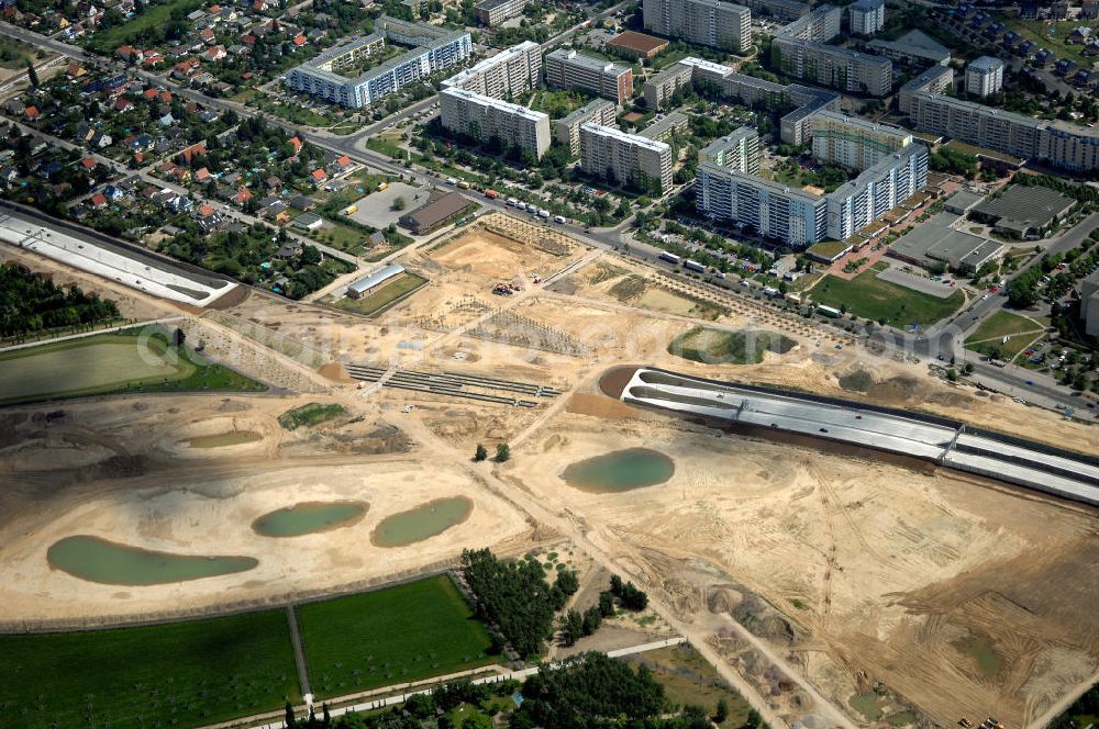 25.05.2008 from above - Blick auf den freigegebenen Bereich der Stadtautobahn / Zubringer A113 n als südöstliches Tor zur Hauptstadt nach der Verkehrsfreigabe. Unter Berücksichtigung des Flughafens Berlin Brandenburg International wurde eine Verkehrskonzeption für den Ausbau des Straßennetzes im Raum Berlin-Schönefeld erarbeitet, die zwei Stufen umfasste. Die erste Stufe sah den vierstreifigen Ausbau der Bundesstraßen B 96a und B 179 mit der Anbindung des Flughafens über zwei Knotenpunkte vor. Inhalt der zweiten Stufe war der Anschluß der Bundesautobahn A 113 neu an die B 96a und B 179. SCHÜßLER Plan Ingenieurgesellschaft, BATEG, EUROVIA, Schüßler Plan