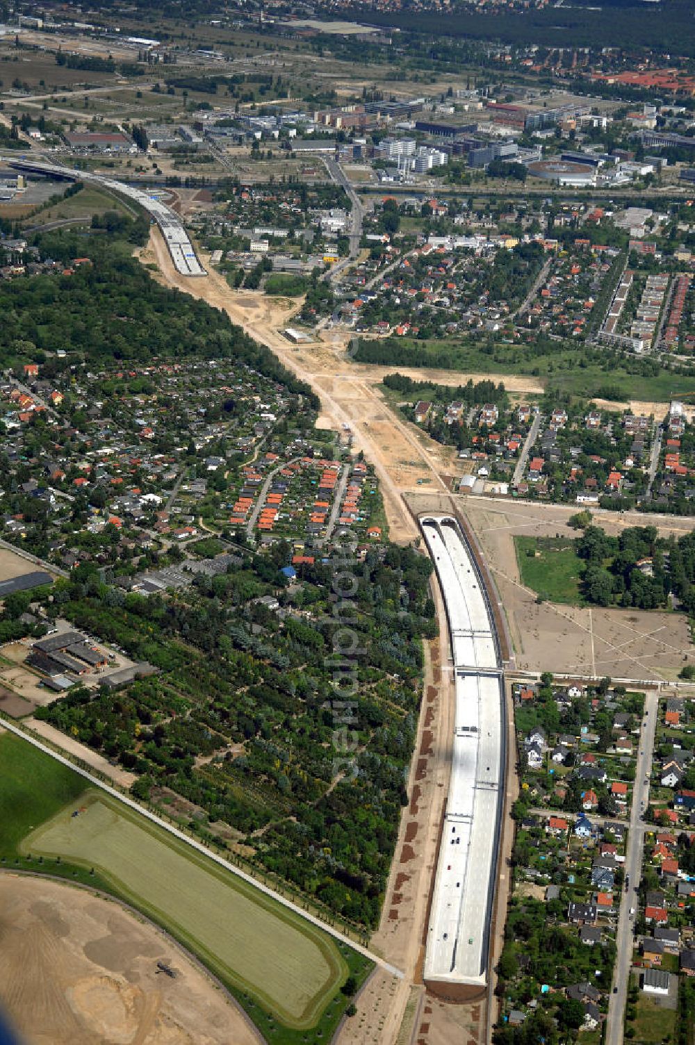 25.05.2008 from the bird's eye view: Blick auf den freigegebenen Bereich der Stadtautobahn / Zubringer A113 n als südöstliches Tor zur Hauptstadt nach der Verkehrsfreigabe. Unter Berücksichtigung des Flughafens Berlin Brandenburg International wurde eine Verkehrskonzeption für den Ausbau des Straßennetzes im Raum Berlin-Schönefeld erarbeitet, die zwei Stufen umfasste. Die erste Stufe sah den vierstreifigen Ausbau der Bundesstraßen B 96a und B 179 mit der Anbindung des Flughafens über zwei Knotenpunkte vor. Inhalt der zweiten Stufe war der Anschluß der Bundesautobahn A 113 neu an die B 96a und B 179. SCHÜßLER Plan Ingenieurgesellschaft, BATEG, EUROVIA, Schüßler Plan