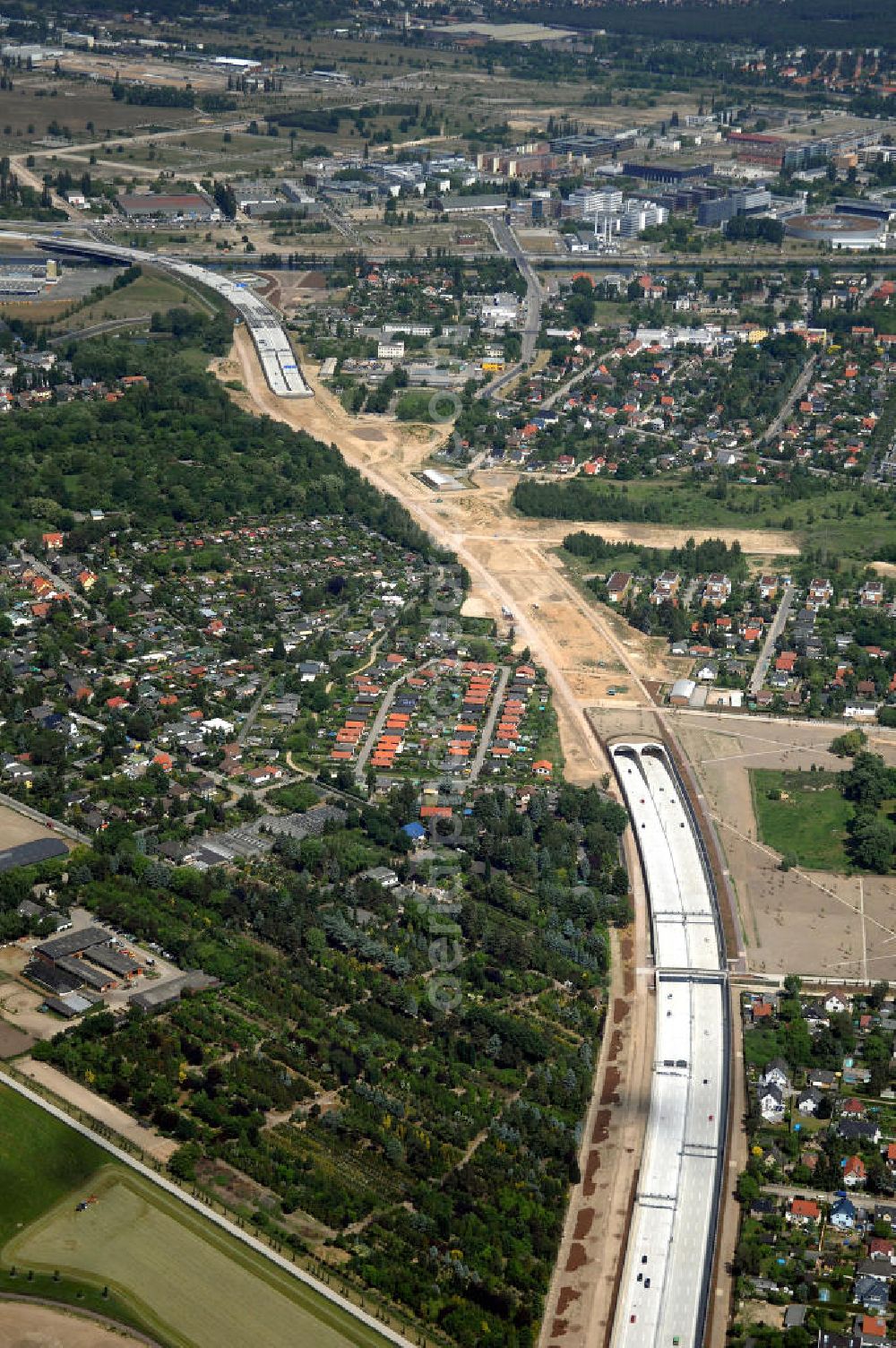 Aerial image 25.05.2008 - Blick auf den freigegebenen Bereich der Stadtautobahn / Zubringer A113 n als südöstliches Tor zur Hauptstadt nach der Verkehrsfreigabe. Unter Berücksichtigung des Flughafens Berlin Brandenburg International wurde eine Verkehrskonzeption für den Ausbau des Straßennetzes im Raum Berlin-Schönefeld erarbeitet, die zwei Stufen umfasste. Die erste Stufe sah den vierstreifigen Ausbau der Bundesstraßen B 96a und B 179 mit der Anbindung des Flughafens über zwei Knotenpunkte vor. Inhalt der zweiten Stufe war der Anschluß der Bundesautobahn A 113 neu an die B 96a und B 179. SCHÜßLER Plan Ingenieurgesellschaft, BATEG, EUROVIA, Schüßler Plan