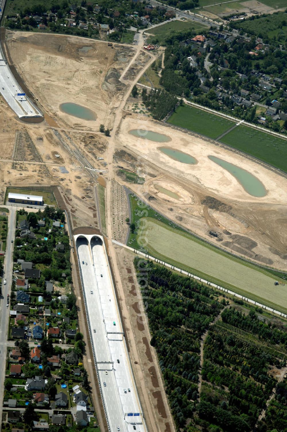 Aerial photograph 25.05.2008 - Blick auf den freigegebenen Bereich der Stadtautobahn / Zubringer A113 n als südöstliches Tor zur Hauptstadt nach der Verkehrsfreigabe. Unter Berücksichtigung des Flughafens Berlin Brandenburg International wurde eine Verkehrskonzeption für den Ausbau des Straßennetzes im Raum Berlin-Schönefeld erarbeitet, die zwei Stufen umfasste. Die erste Stufe sah den vierstreifigen Ausbau der Bundesstraßen B 96a und B 179 mit der Anbindung des Flughafens über zwei Knotenpunkte vor. Inhalt der zweiten Stufe war der Anschluß der Bundesautobahn A 113 neu an die B 96a und B 179. SCHÜßLER Plan Ingenieurgesellschaft, BATEG, EUROVIA, Schüßler Plan