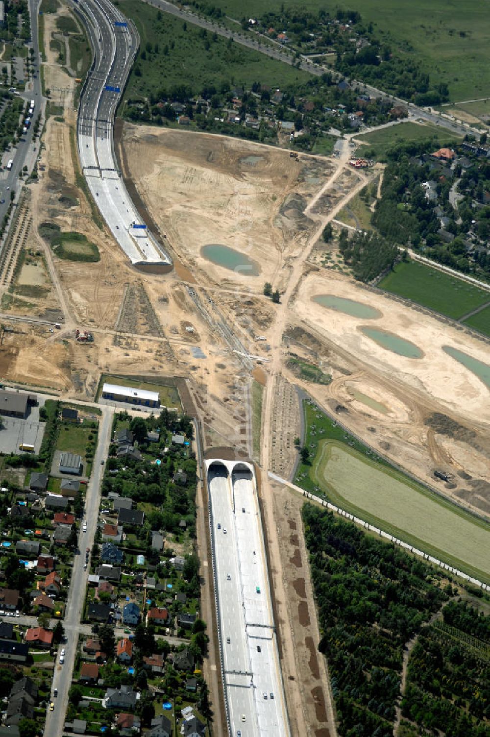 25.05.2008 from above - Blick auf den freigegebenen Bereich der Stadtautobahn / Zubringer A113 n als südöstliches Tor zur Hauptstadt nach der Verkehrsfreigabe. Unter Berücksichtigung des Flughafens Berlin Brandenburg International wurde eine Verkehrskonzeption für den Ausbau des Straßennetzes im Raum Berlin-Schönefeld erarbeitet, die zwei Stufen umfasste. Die erste Stufe sah den vierstreifigen Ausbau der Bundesstraßen B 96a und B 179 mit der Anbindung des Flughafens über zwei Knotenpunkte vor. Inhalt der zweiten Stufe war der Anschluß der Bundesautobahn A 113 neu an die B 96a und B 179. SCHÜßLER Plan Ingenieurgesellschaft, BATEG, EUROVIA, Schüßler Plan