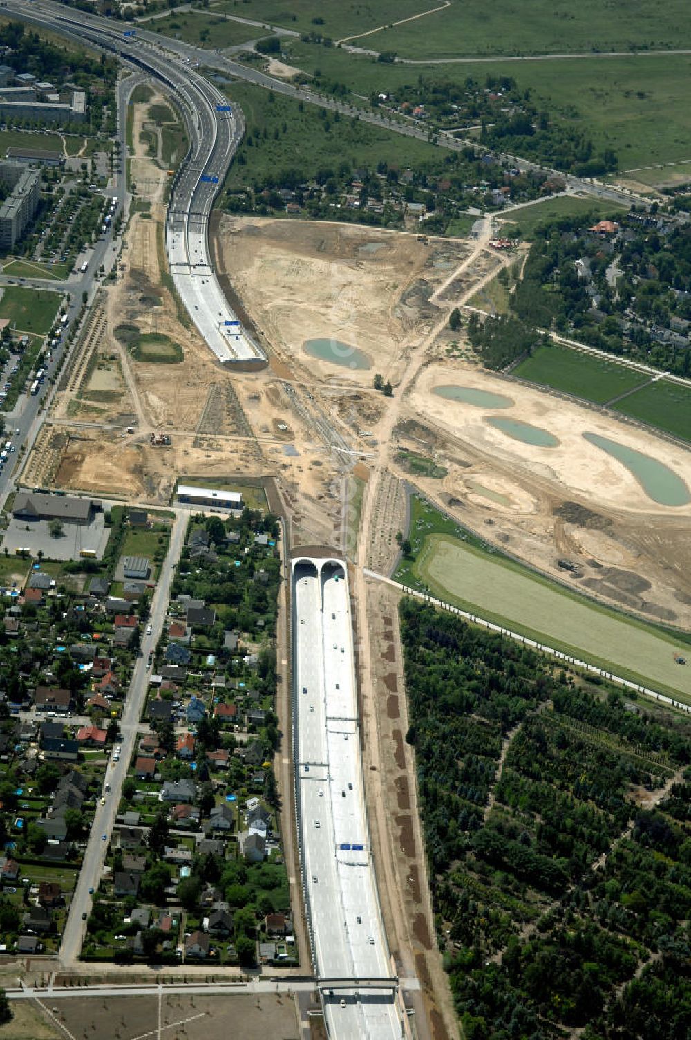 25.05.2008 from the bird's eye view: Blick auf den freigegebenen Bereich der Stadtautobahn / Zubringer A113 n als südöstliches Tor zur Hauptstadt nach der Verkehrsfreigabe. Unter Berücksichtigung des Flughafens Berlin Brandenburg International wurde eine Verkehrskonzeption für den Ausbau des Straßennetzes im Raum Berlin-Schönefeld erarbeitet, die zwei Stufen umfasste. Die erste Stufe sah den vierstreifigen Ausbau der Bundesstraßen B 96a und B 179 mit der Anbindung des Flughafens über zwei Knotenpunkte vor. Inhalt der zweiten Stufe war der Anschluß der Bundesautobahn A 113 neu an die B 96a und B 179. SCHÜßLER Plan Ingenieurgesellschaft, BATEG, EUROVIA, Schüßler Plan