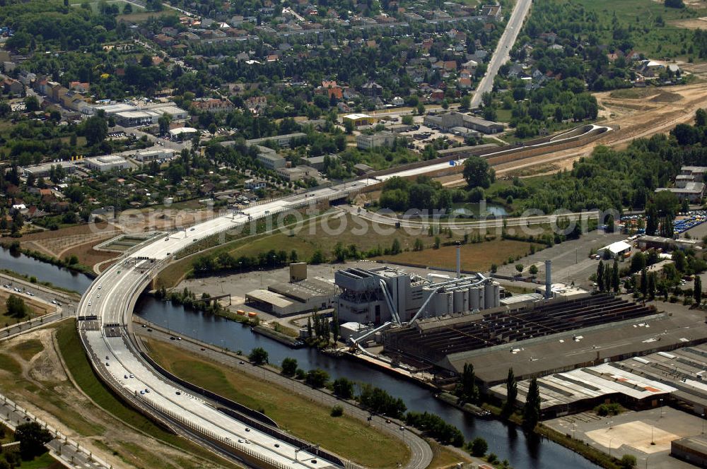 Aerial image Berlin - Blick auf den freigegebenen Bereich der Stadtautobahn / Zubringer A113 n als südöstliches Tor zur Hauptstadt nach der Verkehrsfreigabe. Unter Berücksichtigung des Flughafens Berlin Brandenburg International wurde eine Verkehrskonzeption für den Ausbau des Straßennetzes im Raum Berlin-Schönefeld erarbeitet, die zwei Stufen umfasste. Die erste Stufe sah den vierstreifigen Ausbau der Bundesstraßen B 96a und B 179 mit der Anbindung des Flughafens über zwei Knotenpunkte vor. Inhalt der zweiten Stufe war der Anschluß der Bundesautobahn A 113 neu an die B 96a und B 179. SCHÜßLER Plan Ingenieurgesellschaft, BATEG,Schälerbau;EUROVIA