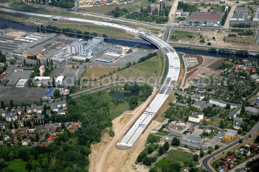 Aerial photograph Berlin - Blick auf den freigegebenen Bereich der Stadtautobahn / Zubringer A113 n als südöstliches Tor zur Hauptstadt nach der Verkehrsfreigabe. Unter Berücksichtigung des Flughafens Berlin Brandenburg International wurde eine Verkehrskonzeption für den Ausbau des Straßennetzes im Raum Berlin-Schönefeld erarbeitet, die zwei Stufen umfasste. Die erste Stufe sah den vierstreifigen Ausbau der Bundesstraßen B 96a und B 179 mit der Anbindung des Flughafens über zwei Knotenpunkte vor. Inhalt der zweiten Stufe war der Anschluß der Bundesautobahn A 113 neu an die B 96a und B 179. SCHÜßLER Plan Ingenieurgesellschaft, BATEG,Schälerbau;EUROVIA