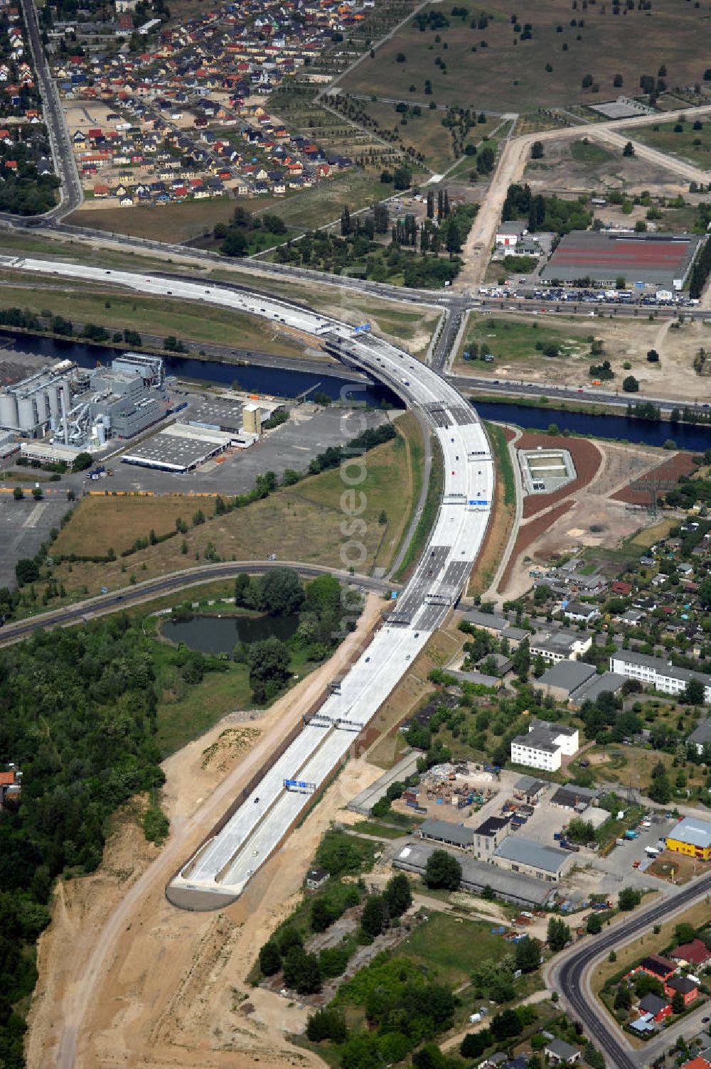 Berlin from above - Blick auf den freigegebenen Bereich der Stadtautobahn / Zubringer A113 n als südöstliches Tor zur Hauptstadt nach der Verkehrsfreigabe. Unter Berücksichtigung des Flughafens Berlin Brandenburg International wurde eine Verkehrskonzeption für den Ausbau des Straßennetzes im Raum Berlin-Schönefeld erarbeitet, die zwei Stufen umfasste. Die erste Stufe sah den vierstreifigen Ausbau der Bundesstraßen B 96a und B 179 mit der Anbindung des Flughafens über zwei Knotenpunkte vor. Inhalt der zweiten Stufe war der Anschluß der Bundesautobahn A 113 neu an die B 96a und B 179. SCHÜßLER Plan Ingenieurgesellschaft, BATEG,Schälerbau;EUROVIA