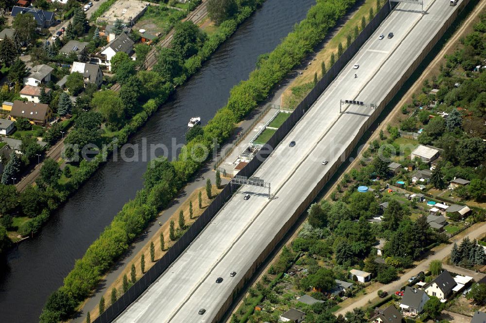 Berlin from the bird's eye view: Blick auf den freigegebenen Bereich der Stadtautobahn / Zubringer A113 n als südöstliches Tor zur Hauptstadt nach der Verkehrsfreigabe. Unter Berücksichtigung des Flughafens Berlin Brandenburg International wurde eine Verkehrskonzeption für den Ausbau des Straßennetzes im Raum Berlin-Schönefeld erarbeitet, die zwei Stufen umfasste. Die erste Stufe sah den vierstreifigen Ausbau der Bundesstraßen B 96a und B 179 mit der Anbindung des Flughafens über zwei Knotenpunkte vor. Inhalt der zweiten Stufe war der Anschluß der Bundesautobahn A 113 neu an die B 96a und B 179. SCHÜßLER Plan Ingenieurgesellschaft, BATEG,Schälerbau;EUROVIA