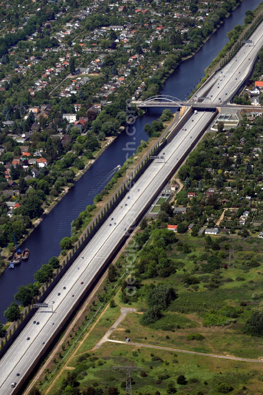 Aerial image Berlin - Blick auf den freigegebenen Bereich der Stadtautobahn / Zubringer A113 n als südöstliches Tor zur Hauptstadt nach der Verkehrsfreigabe. Unter Berücksichtigung des Flughafens Berlin Brandenburg International wurde eine Verkehrskonzeption für den Ausbau des Straßennetzes im Raum Berlin-Schönefeld erarbeitet, die zwei Stufen umfasste. Die erste Stufe sah den vierstreifigen Ausbau der Bundesstraßen B 96a und B 179 mit der Anbindung des Flughafens über zwei Knotenpunkte vor. Inhalt der zweiten Stufe war der Anschluß der Bundesautobahn A 113 neu an die B 96a und B 179. SCHÜßLER Plan Ingenieurgesellschaft, BATEG,Schälerbau;EUROVIA