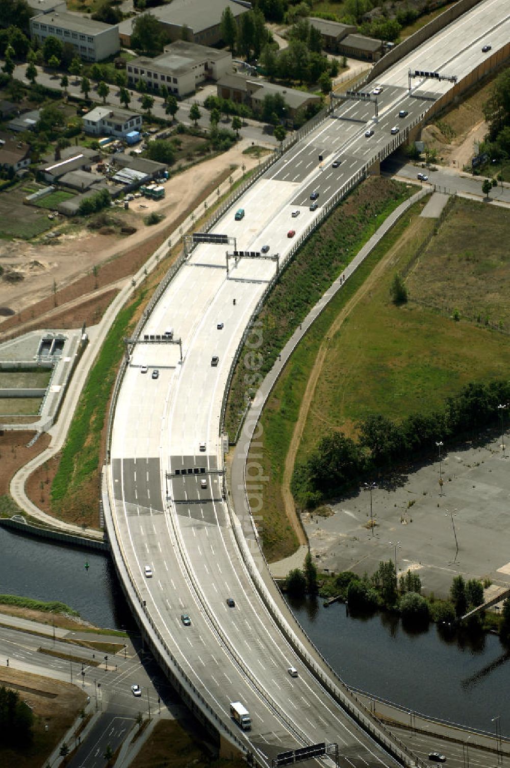 Aerial photograph Berlin - Blick auf den freigegebenen Bereich der Stadtautobahn / Zubringer A113 n als südöstliches Tor zur Hauptstadt nach der Verkehrsfreigabe. Unter Berücksichtigung des Flughafens Berlin Brandenburg International wurde eine Verkehrskonzeption für den Ausbau des Straßennetzes im Raum Berlin-Schönefeld erarbeitet, die zwei Stufen umfasste. Die erste Stufe sah den vierstreifigen Ausbau der Bundesstraßen B 96a und B 179 mit der Anbindung des Flughafens über zwei Knotenpunkte vor. Inhalt der zweiten Stufe war der Anschluß der Bundesautobahn A 113 neu an die B 96a und B 179. SCHÜßLER Plan Ingenieurgesellschaft, BATEG,Schälerbau;EUROVIA