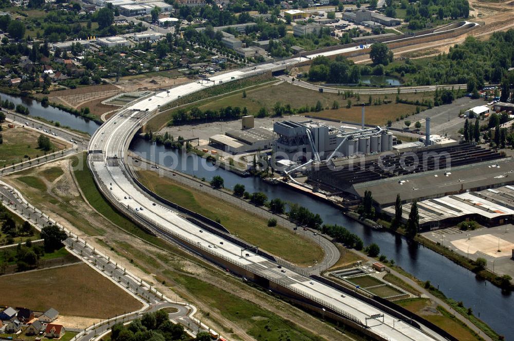 Berlin from above - Blick auf den freigegebenen Bereich der Stadtautobahn / Zubringer A113 n als südöstliches Tor zur Hauptstadt nach der Verkehrsfreigabe. Unter Berücksichtigung des Flughafens Berlin Brandenburg International wurde eine Verkehrskonzeption für den Ausbau des Straßennetzes im Raum Berlin-Schönefeld erarbeitet, die zwei Stufen umfasste. Die erste Stufe sah den vierstreifigen Ausbau der Bundesstraßen B 96a und B 179 mit der Anbindung des Flughafens über zwei Knotenpunkte vor. Inhalt der zweiten Stufe war der Anschluß der Bundesautobahn A 113 neu an die B 96a und B 179. SCHÜßLER Plan Ingenieurgesellschaft, BATEG,Schälerbau;EUROVIA