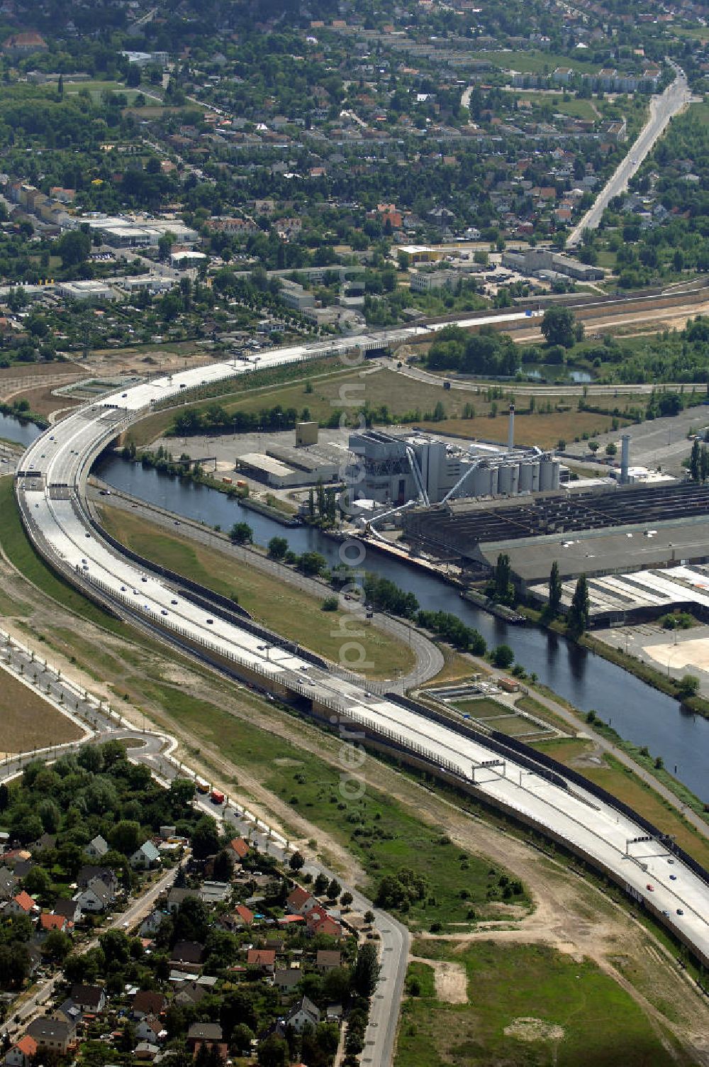 Berlin from the bird's eye view: Blick auf den freigegebenen Bereich der Stadtautobahn / Zubringer A113 n als südöstliches Tor zur Hauptstadt nach der Verkehrsfreigabe. Unter Berücksichtigung des Flughafens Berlin Brandenburg International wurde eine Verkehrskonzeption für den Ausbau des Straßennetzes im Raum Berlin-Schönefeld erarbeitet, die zwei Stufen umfasste. Die erste Stufe sah den vierstreifigen Ausbau der Bundesstraßen B 96a und B 179 mit der Anbindung des Flughafens über zwei Knotenpunkte vor. Inhalt der zweiten Stufe war der Anschluß der Bundesautobahn A 113 neu an die B 96a und B 179. SCHÜßLER Plan Ingenieurgesellschaft, BATEG,Schälerbau;EUROVIA