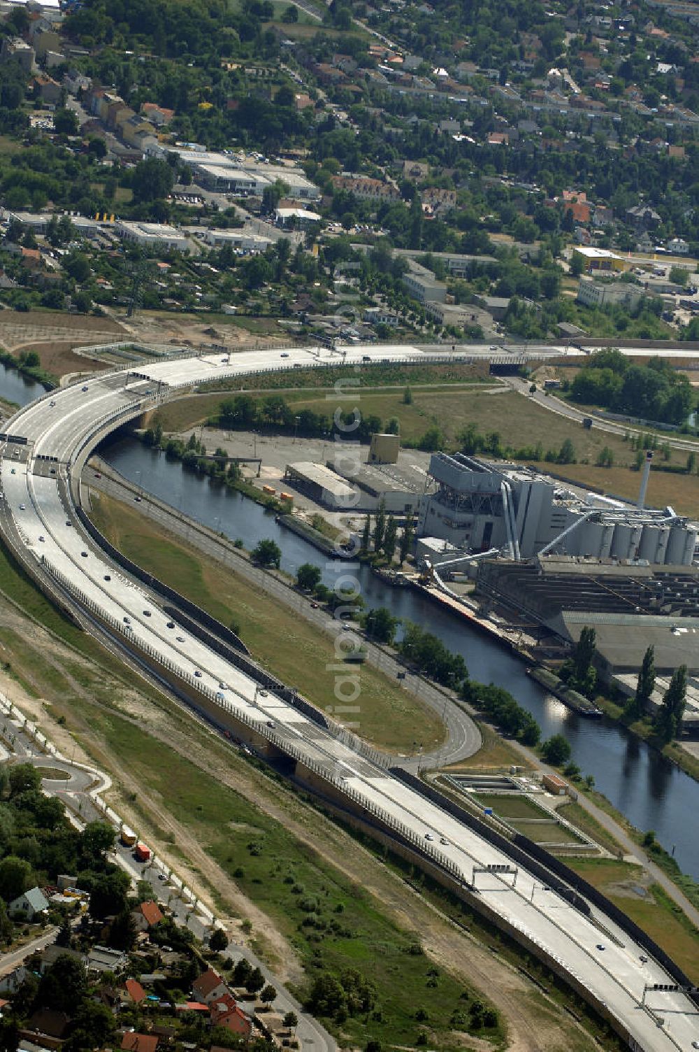 Aerial image Berlin - Blick auf den freigegebenen Bereich der Stadtautobahn / Zubringer A113 n als südöstliches Tor zur Hauptstadt nach der Verkehrsfreigabe. Unter Berücksichtigung des Flughafens Berlin Brandenburg International wurde eine Verkehrskonzeption für den Ausbau des Straßennetzes im Raum Berlin-Schönefeld erarbeitet, die zwei Stufen umfasste. Die erste Stufe sah den vierstreifigen Ausbau der Bundesstraßen B 96a und B 179 mit der Anbindung des Flughafens über zwei Knotenpunkte vor. Inhalt der zweiten Stufe war der Anschluß der Bundesautobahn A 113 neu an die B 96a und B 179. SCHÜßLER Plan Ingenieurgesellschaft, BATEG,Schälerbau;EUROVIA