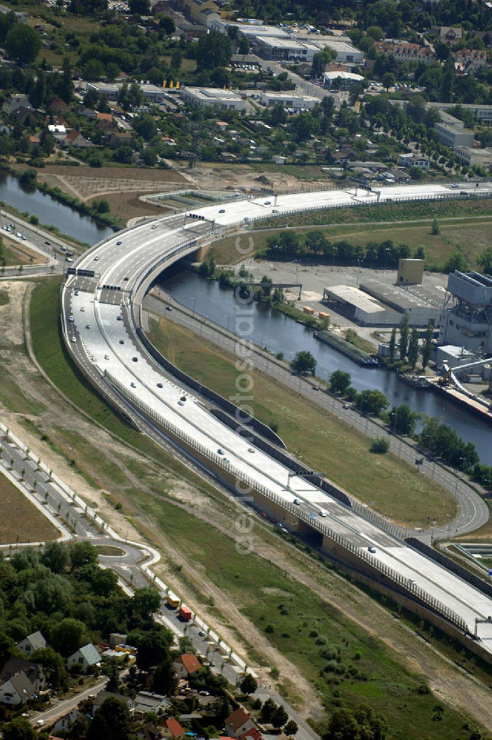 Aerial photograph Berlin - Blick auf den freigegebenen Bereich der Stadtautobahn / Zubringer A113 n als südöstliches Tor zur Hauptstadt nach der Verkehrsfreigabe. Unter Berücksichtigung des Flughafens Berlin Brandenburg International wurde eine Verkehrskonzeption für den Ausbau des Straßennetzes im Raum Berlin-Schönefeld erarbeitet, die zwei Stufen umfasste. Die erste Stufe sah den vierstreifigen Ausbau der Bundesstraßen B 96a und B 179 mit der Anbindung des Flughafens über zwei Knotenpunkte vor. Inhalt der zweiten Stufe war der Anschluß der Bundesautobahn A 113 neu an die B 96a und B 179. SCHÜßLER Plan Ingenieurgesellschaft, BATEG,Schälerbau;EUROVIA