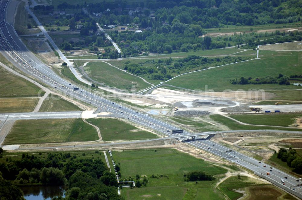 Schönefeld from above - Blick auf den Bereich der Stadtautobahn / Zubringer A113n als südöstliches Tor zur Hauptstadt nach der Verkehrsfreigabe. Unter Berücksichtigung des Flughafens Berlin Brandenburg International wurde eine Verkehrskonzeption für den Ausbau des Straßennetzes im Raum Berlin-Schönefeld erarbeitet, die zwei Stufen umfasste. Die erste Stufe sah den vierstreifigen Ausbau der Bundesstraßen B 96a und B 179 mit der Anbindung des Flughafens über zwei Knotenpunkte vor. Inhalt der zweiten Stufe war der Anschluß der Bundesautobahn A 113 neu an die B 96a und B 179. SCHÜßLER Plan Ingenieurgesellschaft, BATEG, EUROVIA, Schüßler Plan