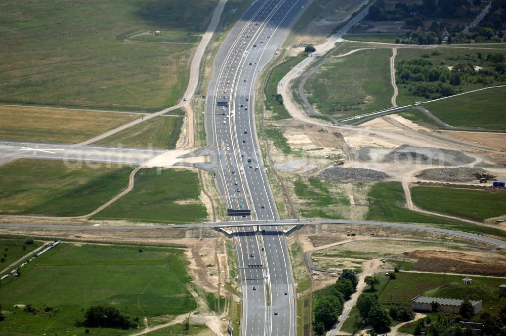 Schönefeld from the bird's eye view: Blick auf den Bereich der Stadtautobahn / Zubringer A113n als südöstliches Tor zur Hauptstadt nach der Verkehrsfreigabe. Unter Berücksichtigung des Flughafens Berlin Brandenburg International wurde eine Verkehrskonzeption für den Ausbau des Straßennetzes im Raum Berlin-Schönefeld erarbeitet, die zwei Stufen umfasste. Die erste Stufe sah den vierstreifigen Ausbau der Bundesstraßen B 96a und B 179 mit der Anbindung des Flughafens über zwei Knotenpunkte vor. Inhalt der zweiten Stufe war der Anschluß der Bundesautobahn A 113 neu an die B 96a und B 179. SCHÜßLER Plan Ingenieurgesellschaft, BATEG, EUROVIA, Schüßler Plan