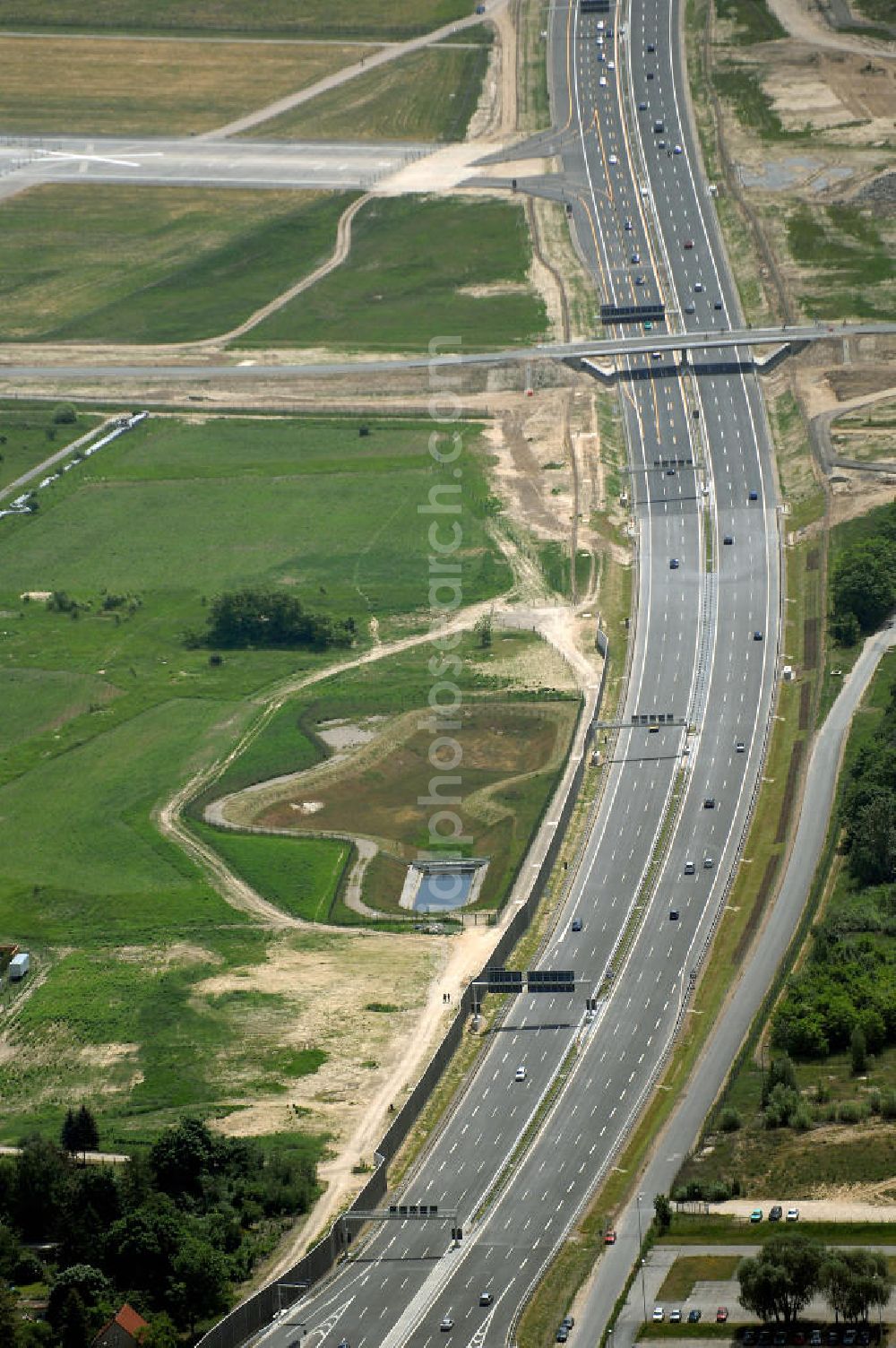 Aerial image Schönefeld - Blick auf den Bereich der Stadtautobahn / Zubringer A113n als südöstliches Tor zur Hauptstadt nach der Verkehrsfreigabe. Unter Berücksichtigung des Flughafens Berlin Brandenburg International wurde eine Verkehrskonzeption für den Ausbau des Straßennetzes im Raum Berlin-Schönefeld erarbeitet, die zwei Stufen umfasste. Die erste Stufe sah den vierstreifigen Ausbau der Bundesstraßen B 96a und B 179 mit der Anbindung des Flughafens über zwei Knotenpunkte vor. Inhalt der zweiten Stufe war der Anschluß der Bundesautobahn A 113 neu an die B 96a und B 179. SCHÜßLER Plan Ingenieurgesellschaft, BATEG, EUROVIA, Schüßler Plan