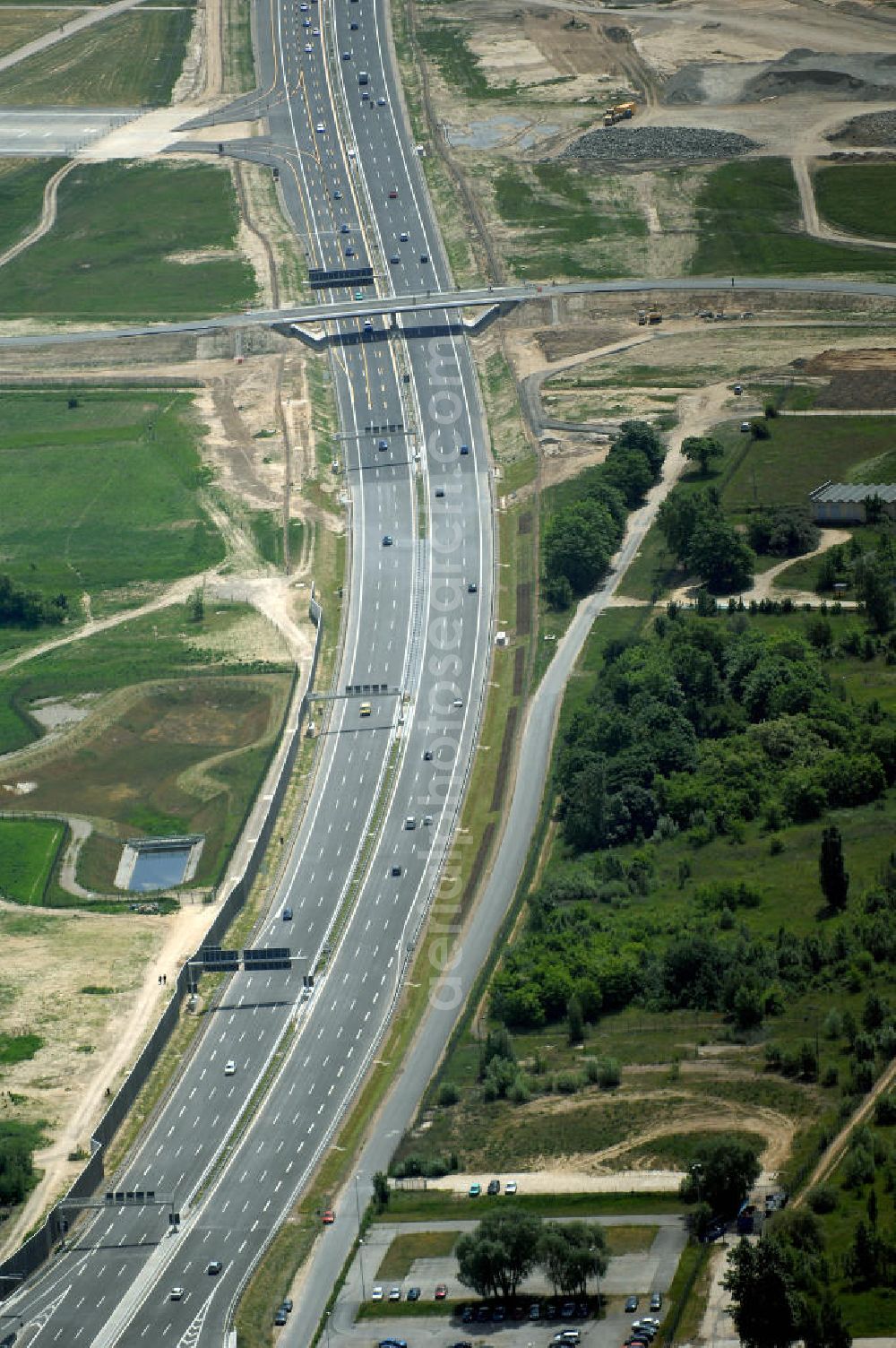 Aerial photograph Schönefeld - Blick auf den Bereich der Stadtautobahn / Zubringer A113n als südöstliches Tor zur Hauptstadt nach der Verkehrsfreigabe. Unter Berücksichtigung des Flughafens Berlin Brandenburg International wurde eine Verkehrskonzeption für den Ausbau des Straßennetzes im Raum Berlin-Schönefeld erarbeitet, die zwei Stufen umfasste. Die erste Stufe sah den vierstreifigen Ausbau der Bundesstraßen B 96a und B 179 mit der Anbindung des Flughafens über zwei Knotenpunkte vor. Inhalt der zweiten Stufe war der Anschluß der Bundesautobahn A 113 neu an die B 96a und B 179. SCHÜßLER Plan Ingenieurgesellschaft, BATEG, EUROVIA, Schüßler Plan