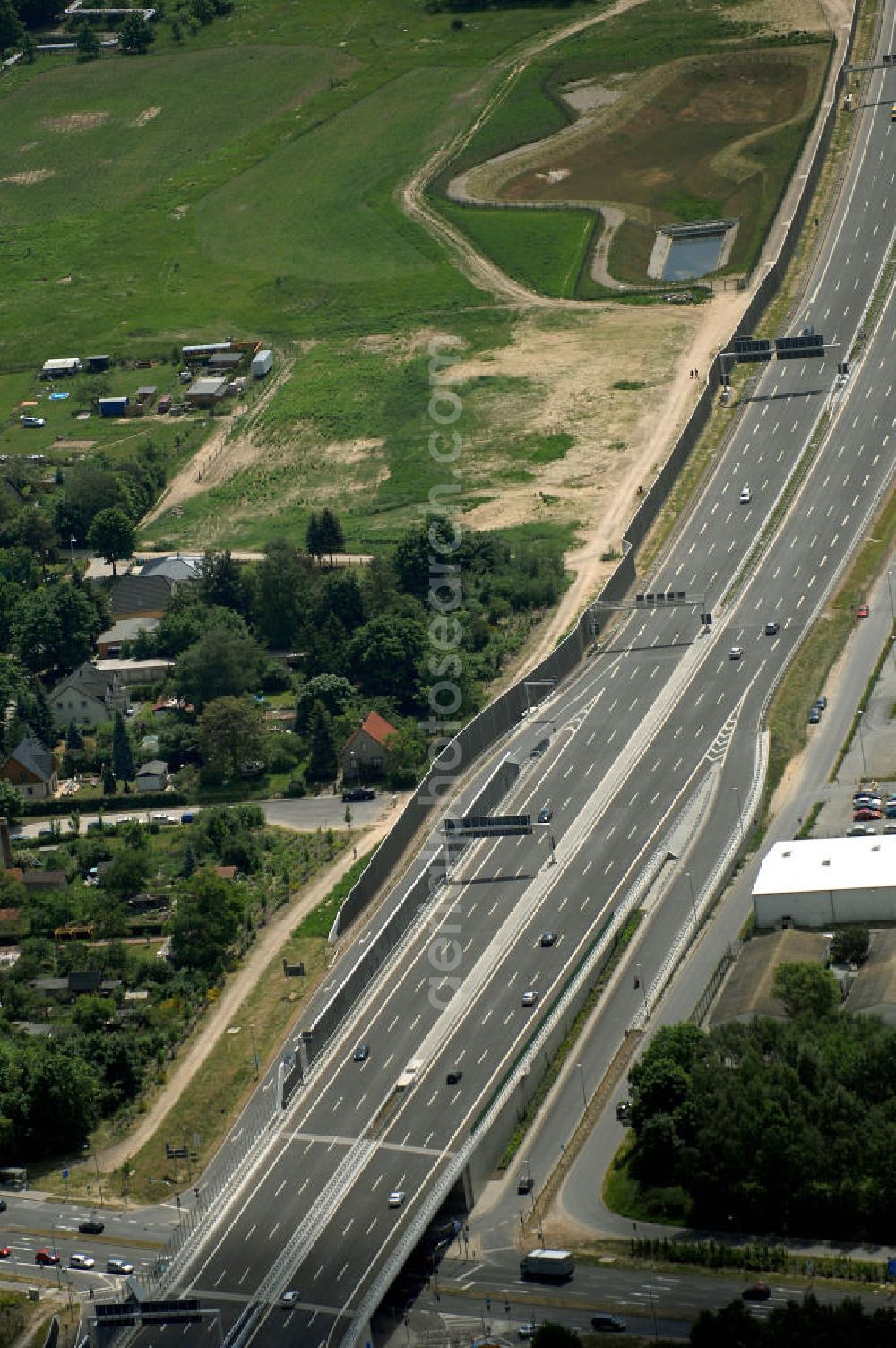 Schönefeld from above - Blick auf den Bereich der Stadtautobahn / Zubringer A113n als südöstliches Tor zur Hauptstadt nach der Verkehrsfreigabe. Unter Berücksichtigung des Flughafens Berlin Brandenburg International wurde eine Verkehrskonzeption für den Ausbau des Straßennetzes im Raum Berlin-Schönefeld erarbeitet, die zwei Stufen umfasste. Die erste Stufe sah den vierstreifigen Ausbau der Bundesstraßen B 96a und B 179 mit der Anbindung des Flughafens über zwei Knotenpunkte vor. Inhalt der zweiten Stufe war der Anschluß der Bundesautobahn A 113 neu an die B 96a und B 179. SCHÜßLER Plan Ingenieurgesellschaft, BATEG, EUROVIA, Schüßler Plan