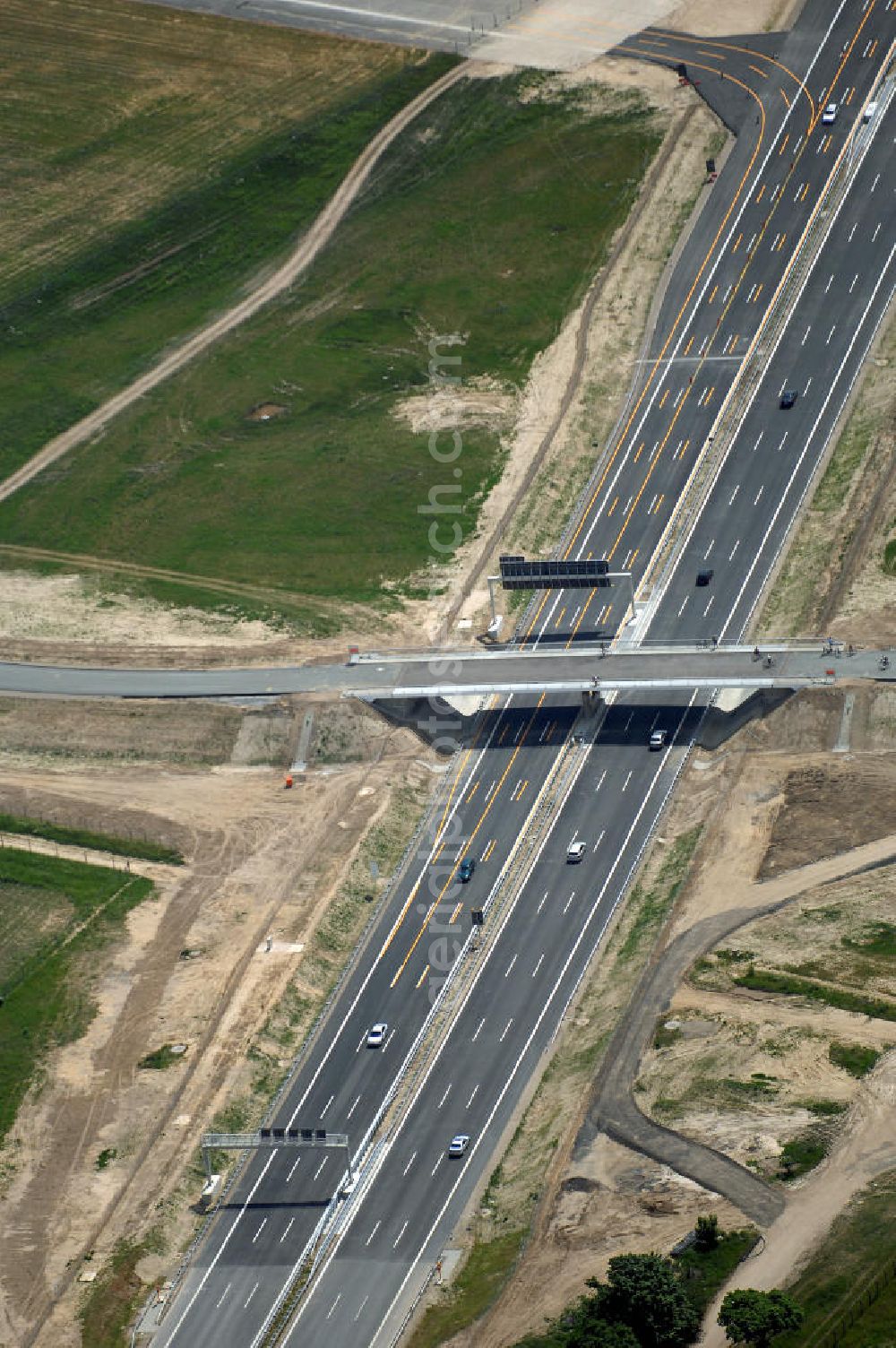 Aerial photograph Schönefeld - Blick auf den Bereich der Stadtautobahn / Zubringer A113n als südöstliches Tor zur Hauptstadt nach der Verkehrsfreigabe. Unter Berücksichtigung des Flughafens Berlin Brandenburg International wurde eine Verkehrskonzeption für den Ausbau des Straßennetzes im Raum Berlin-Schönefeld erarbeitet, die zwei Stufen umfasste. Die erste Stufe sah den vierstreifigen Ausbau der Bundesstraßen B 96a und B 179 mit der Anbindung des Flughafens über zwei Knotenpunkte vor. Inhalt der zweiten Stufe war der Anschluß der Bundesautobahn A 113 neu an die B 96a und B 179. SCHÜßLER Plan Ingenieurgesellschaft, BATEG, EUROVIA, Schüßler Plan