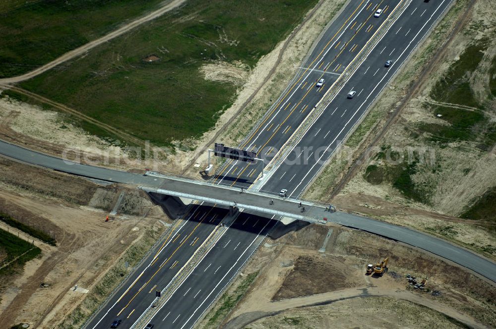 Schönefeld from above - Blick auf den Bereich der Stadtautobahn / Zubringer A113n als südöstliches Tor zur Hauptstadt nach der Verkehrsfreigabe. Unter Berücksichtigung des Flughafens Berlin Brandenburg International wurde eine Verkehrskonzeption für den Ausbau des Straßennetzes im Raum Berlin-Schönefeld erarbeitet, die zwei Stufen umfasste. Die erste Stufe sah den vierstreifigen Ausbau der Bundesstraßen B 96a und B 179 mit der Anbindung des Flughafens über zwei Knotenpunkte vor. Inhalt der zweiten Stufe war der Anschluß der Bundesautobahn A 113 neu an die B 96a und B 179. SCHÜßLER Plan Ingenieurgesellschaft, BATEG, EUROVIA, Schüßler Plan