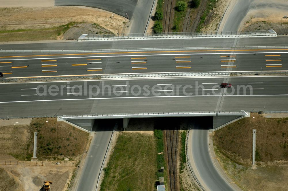 Aerial image Schönefeld - Blick auf den Bereich der Stadtautobahn / Zubringer A113n als südöstliches Tor zur Hauptstadt nach der Verkehrsfreigabe. Unter Berücksichtigung des Flughafens Berlin Brandenburg International wurde eine Verkehrskonzeption für den Ausbau des Straßennetzes im Raum Berlin-Schönefeld erarbeitet, die zwei Stufen umfasste. Die erste Stufe sah den vierstreifigen Ausbau der Bundesstraßen B 96a und B 179 mit der Anbindung des Flughafens über zwei Knotenpunkte vor. Inhalt der zweiten Stufe war der Anschluß der Bundesautobahn A 113 neu an die B 96a und B 179. SCHÜßLER Plan Ingenieurgesellschaft, BATEG, EUROVIA, Schüßler Plan