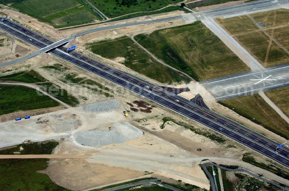 Aerial photograph Schönefeld - Blick auf den Bereich der Stadtautobahn / Zubringer A113n als südöstliches Tor zur Hauptstadt nach der Verkehrsfreigabe. Unter Berücksichtigung des Flughafens Berlin Brandenburg International wurde eine Verkehrskonzeption für den Ausbau des Straßennetzes im Raum Berlin-Schönefeld erarbeitet, die zwei Stufen umfasste. Die erste Stufe sah den vierstreifigen Ausbau der Bundesstraßen B 96a und B 179 mit der Anbindung des Flughafens über zwei Knotenpunkte vor. Inhalt der zweiten Stufe war der Anschluß der Bundesautobahn A 113 neu an die B 96a und B 179. SCHÜßLER Plan Ingenieurgesellschaft, BATEG, EUROVIA, Schüßler Plan