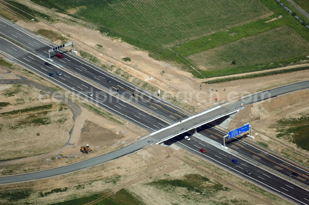 Schönefeld from above - Blick auf den Bereich der Stadtautobahn / Zubringer A113n als südöstliches Tor zur Hauptstadt nach der Verkehrsfreigabe. Unter Berücksichtigung des Flughafens Berlin Brandenburg International wurde eine Verkehrskonzeption für den Ausbau des Straßennetzes im Raum Berlin-Schönefeld erarbeitet, die zwei Stufen umfasste. Die erste Stufe sah den vierstreifigen Ausbau der Bundesstraßen B 96a und B 179 mit der Anbindung des Flughafens über zwei Knotenpunkte vor. Inhalt der zweiten Stufe war der Anschluß der Bundesautobahn A 113 neu an die B 96a und B 179. SCHÜßLER Plan Ingenieurgesellschaft, BATEG, EUROVIA, Schüßler Plan