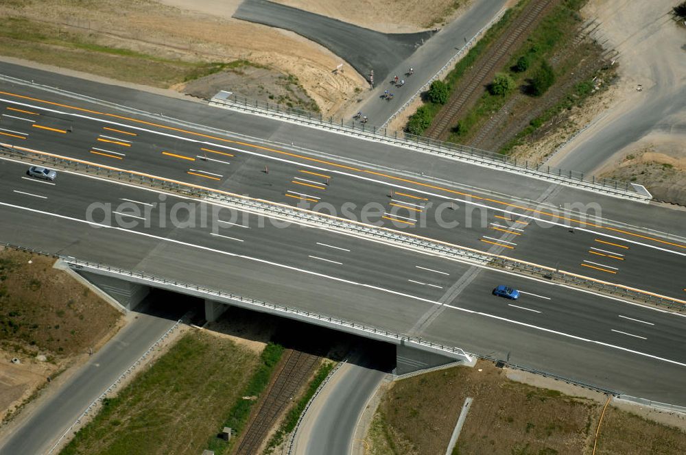 Aerial image Schönefeld - Blick auf den Bereich der Stadtautobahn / Zubringer A113n als südöstliches Tor zur Hauptstadt nach der Verkehrsfreigabe. Unter Berücksichtigung des Flughafens Berlin Brandenburg International wurde eine Verkehrskonzeption für den Ausbau des Straßennetzes im Raum Berlin-Schönefeld erarbeitet, die zwei Stufen umfasste. Die erste Stufe sah den vierstreifigen Ausbau der Bundesstraßen B 96a und B 179 mit der Anbindung des Flughafens über zwei Knotenpunkte vor. Inhalt der zweiten Stufe war der Anschluß der Bundesautobahn A 113 neu an die B 96a und B 179. SCHÜßLER Plan Ingenieurgesellschaft, BATEG, EUROVIA, Schüßler Plan