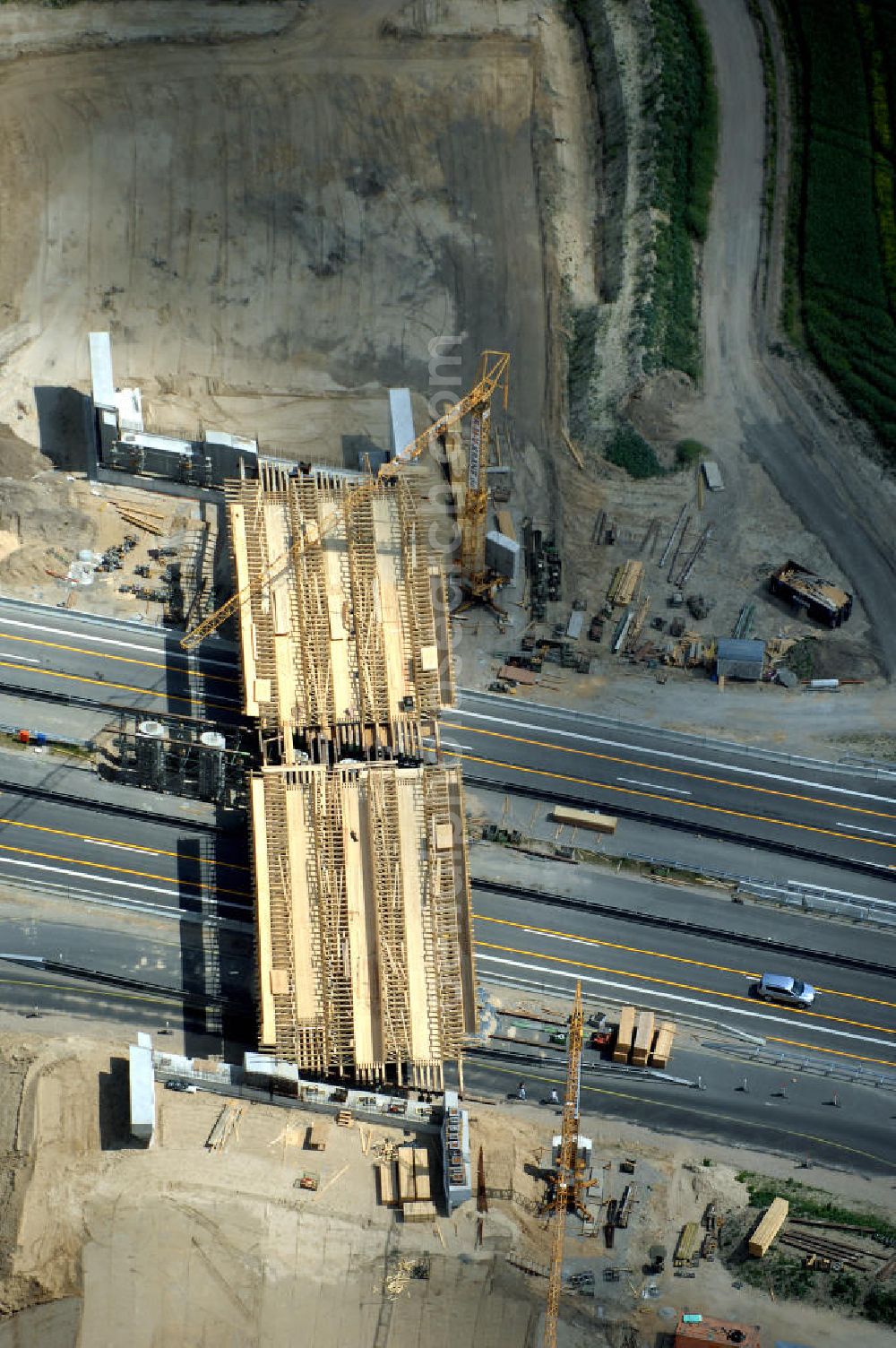 Aerial photograph Schönefeld - Blick auf den Bereich der Stadtautobahn / Zubringer A113n als südöstliches Tor zur Hauptstadt nach der Verkehrsfreigabe. Unter Berücksichtigung des Flughafens Berlin Brandenburg International wurde eine Verkehrskonzeption für den Ausbau des Straßennetzes im Raum Berlin-Schönefeld erarbeitet, die zwei Stufen umfasste. Die erste Stufe sah den vierstreifigen Ausbau der Bundesstraßen B 96a und B 179 mit der Anbindung des Flughafens über zwei Knotenpunkte vor. Inhalt der zweiten Stufe war der Anschluß der Bundesautobahn A 113 neu an die B 96a und B 179. SCHÜßLER Plan Ingenieurgesellschaft, BATEG, EUROVIA, Schüßler Plan