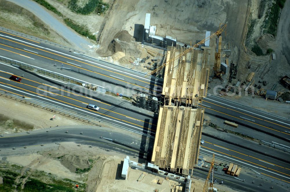 Schönefeld from above - Blick auf den Bereich der Stadtautobahn / Zubringer A113n als südöstliches Tor zur Hauptstadt nach der Verkehrsfreigabe. Unter Berücksichtigung des Flughafens Berlin Brandenburg International wurde eine Verkehrskonzeption für den Ausbau des Straßennetzes im Raum Berlin-Schönefeld erarbeitet, die zwei Stufen umfasste. Die erste Stufe sah den vierstreifigen Ausbau der Bundesstraßen B 96a und B 179 mit der Anbindung des Flughafens über zwei Knotenpunkte vor. Inhalt der zweiten Stufe war der Anschluß der Bundesautobahn A 113 neu an die B 96a und B 179. SCHÜßLER Plan Ingenieurgesellschaft, BATEG, EUROVIA, Schüßler Plan