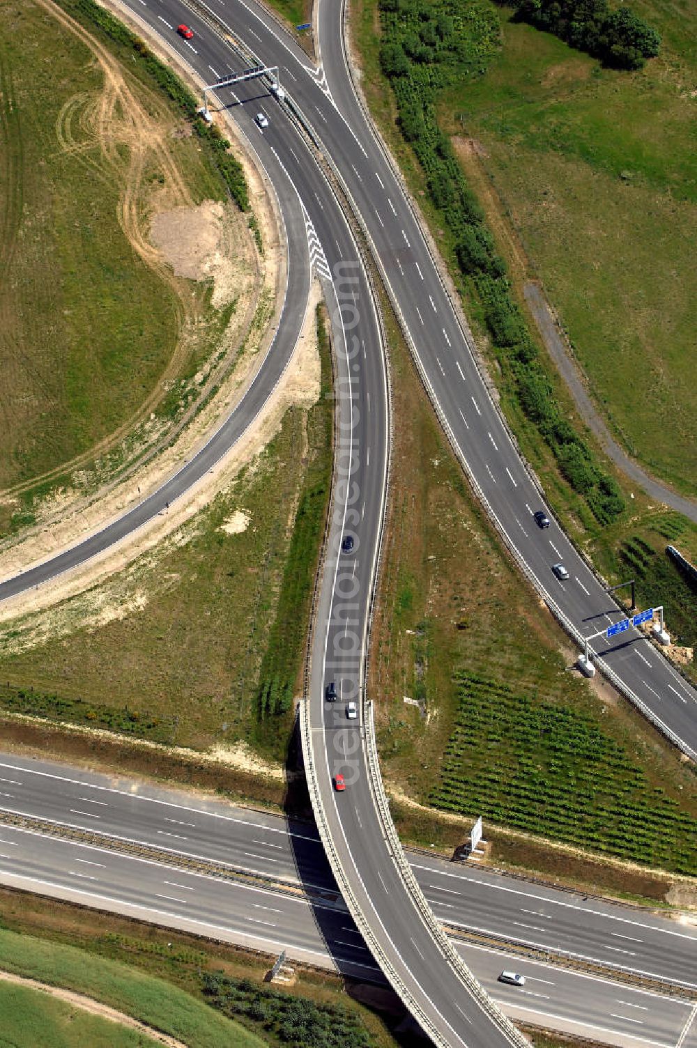 Aerial photograph Schönefeld - Blick auf den Bereich der Stadtautobahn / Zubringer A113n als südöstliches Tor zur Hauptstadt nach der Verkehrsfreigabe. Unter Berücksichtigung des Flughafens Berlin Brandenburg International wurde eine Verkehrskonzeption für den Ausbau des Straßennetzes im Raum Berlin-Schönefeld erarbeitet, die zwei Stufen umfasste. Die erste Stufe sah den vierstreifigen Ausbau der Bundesstraßen B 96a und B 179 mit der Anbindung des Flughafens über zwei Knotenpunkte vor. Inhalt der zweiten Stufe war der Anschluß der Bundesautobahn A 113 neu an die B 96a und B 179. SCHÜßLER Plan Ingenieurgesellschaft, BATEG, EUROVIA, Schüßler Plan