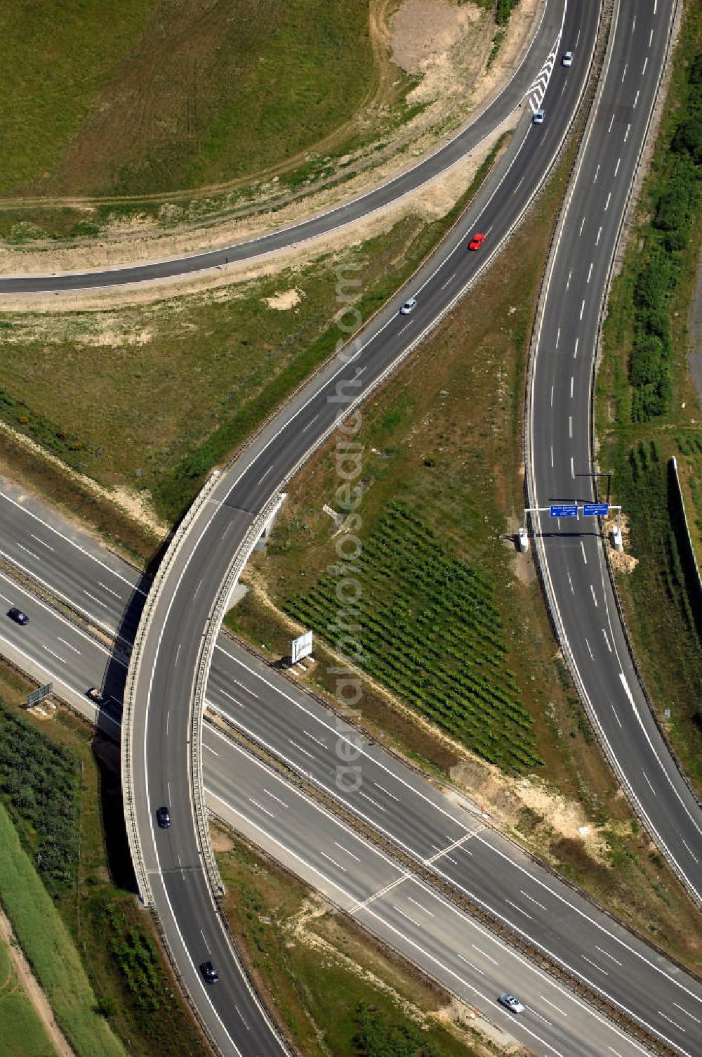 Schönefeld from above - Blick auf den Bereich der Stadtautobahn / Zubringer A113n als südöstliches Tor zur Hauptstadt nach der Verkehrsfreigabe. Unter Berücksichtigung des Flughafens Berlin Brandenburg International wurde eine Verkehrskonzeption für den Ausbau des Straßennetzes im Raum Berlin-Schönefeld erarbeitet, die zwei Stufen umfasste. Die erste Stufe sah den vierstreifigen Ausbau der Bundesstraßen B 96a und B 179 mit der Anbindung des Flughafens über zwei Knotenpunkte vor. Inhalt der zweiten Stufe war der Anschluß der Bundesautobahn A 113 neu an die B 96a und B 179. SCHÜßLER Plan Ingenieurgesellschaft, BATEG, EUROVIA, Schüßler Plan