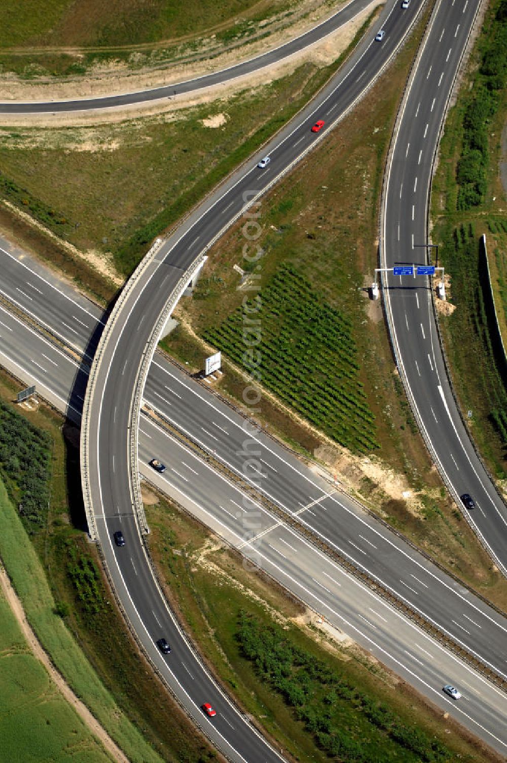 Schönefeld from the bird's eye view: Blick auf den Bereich der Stadtautobahn / Zubringer A113n als südöstliches Tor zur Hauptstadt nach der Verkehrsfreigabe. Unter Berücksichtigung des Flughafens Berlin Brandenburg International wurde eine Verkehrskonzeption für den Ausbau des Straßennetzes im Raum Berlin-Schönefeld erarbeitet, die zwei Stufen umfasste. Die erste Stufe sah den vierstreifigen Ausbau der Bundesstraßen B 96a und B 179 mit der Anbindung des Flughafens über zwei Knotenpunkte vor. Inhalt der zweiten Stufe war der Anschluß der Bundesautobahn A 113 neu an die B 96a und B 179. SCHÜßLER Plan Ingenieurgesellschaft, BATEG, EUROVIA, Schüßler Plan