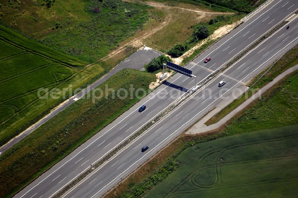 Aerial image Schönefeld - Blick auf den Bereich der Stadtautobahn / Zubringer A113n als südöstliches Tor zur Hauptstadt nach der Verkehrsfreigabe. Unter Berücksichtigung des Flughafens Berlin Brandenburg International wurde eine Verkehrskonzeption für den Ausbau des Straßennetzes im Raum Berlin-Schönefeld erarbeitet, die zwei Stufen umfasste. Die erste Stufe sah den vierstreifigen Ausbau der Bundesstraßen B 96a und B 179 mit der Anbindung des Flughafens über zwei Knotenpunkte vor. Inhalt der zweiten Stufe war der Anschluß der Bundesautobahn A 113 neu an die B 96a und B 179. SCHÜßLER Plan Ingenieurgesellschaft, BATEG, EUROVIA, Schüßler Plan